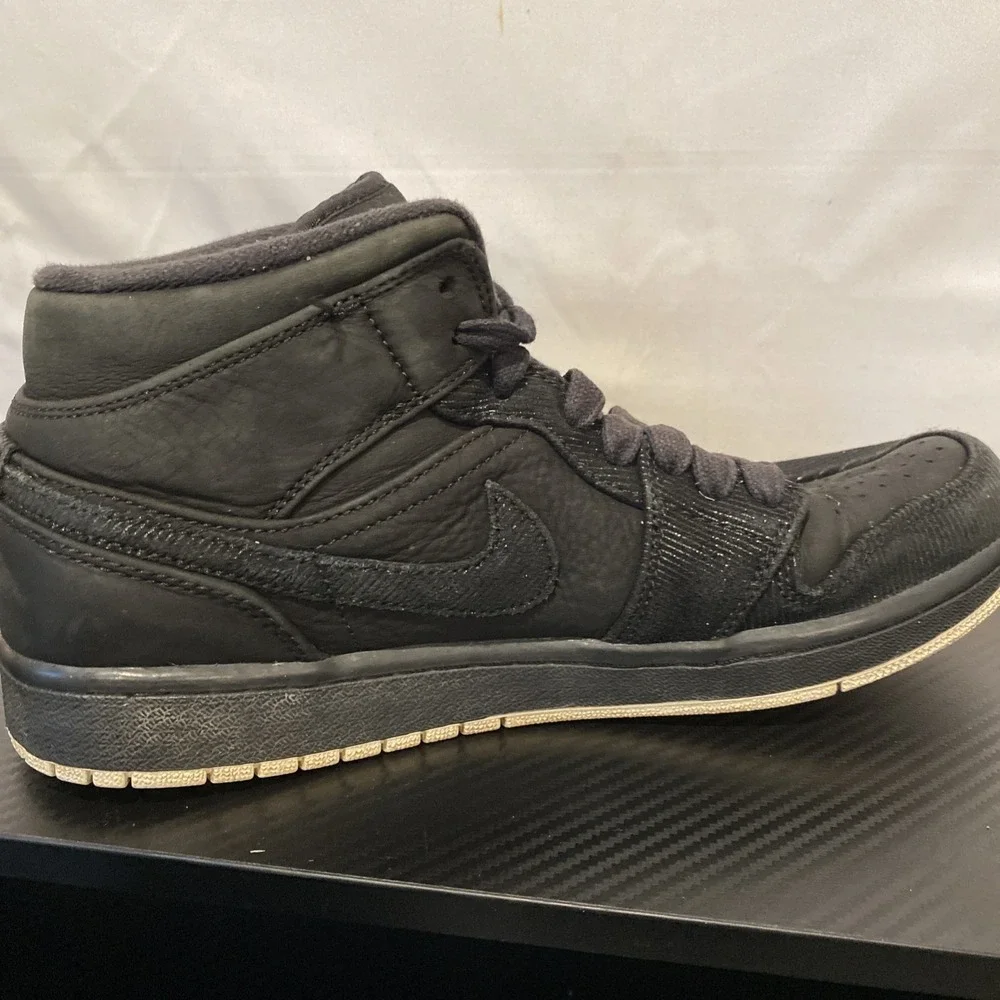 Air Jordan‎ 1 Mid Suit and Sneakers Black Size Mens 9.5 (630767-045)
